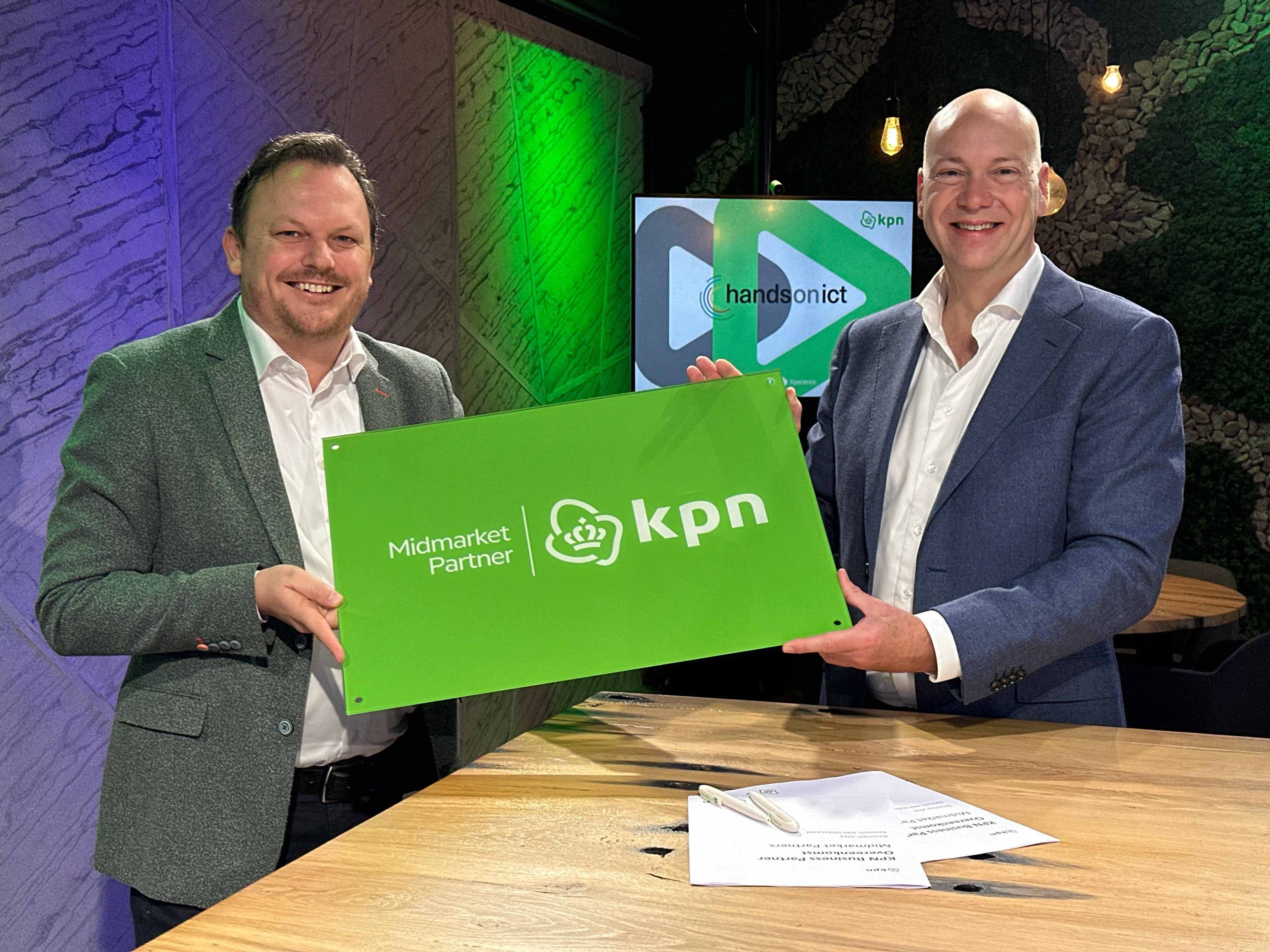 Tekenmoment Hands on ICT en KPN Midmarket Partner